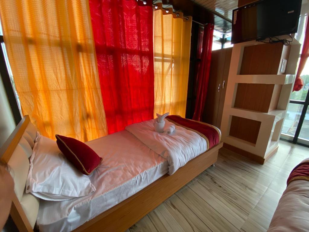 Hotel Kjs Inn Bahāsi Exteriör bild