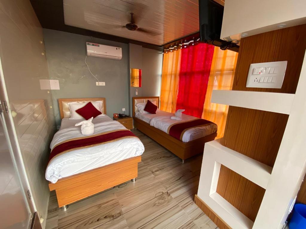 Hotel Kjs Inn Bahāsi Exteriör bild